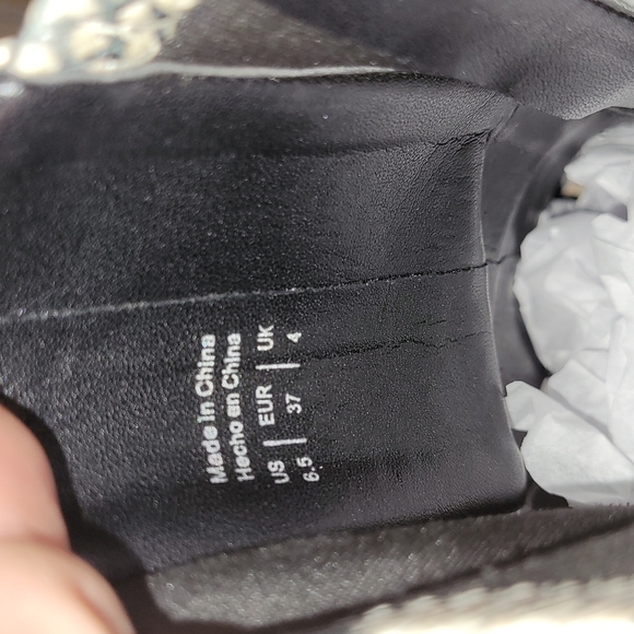 Snake skin size 6.5 boot. Zipper on the inside of boot. No nicks no scuffs. - Picture 3 of 8